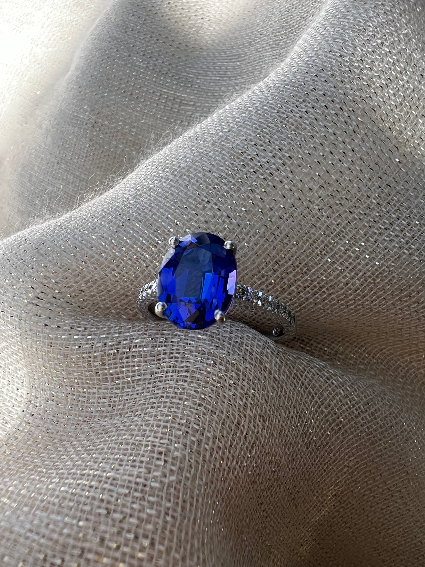 Oval Tanzanite ring