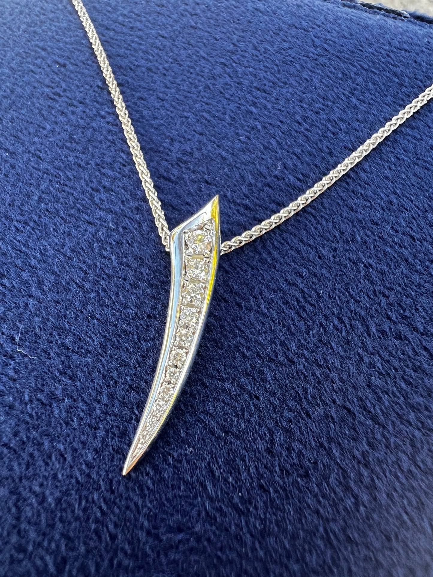 Tusk diamond pendant and chain
