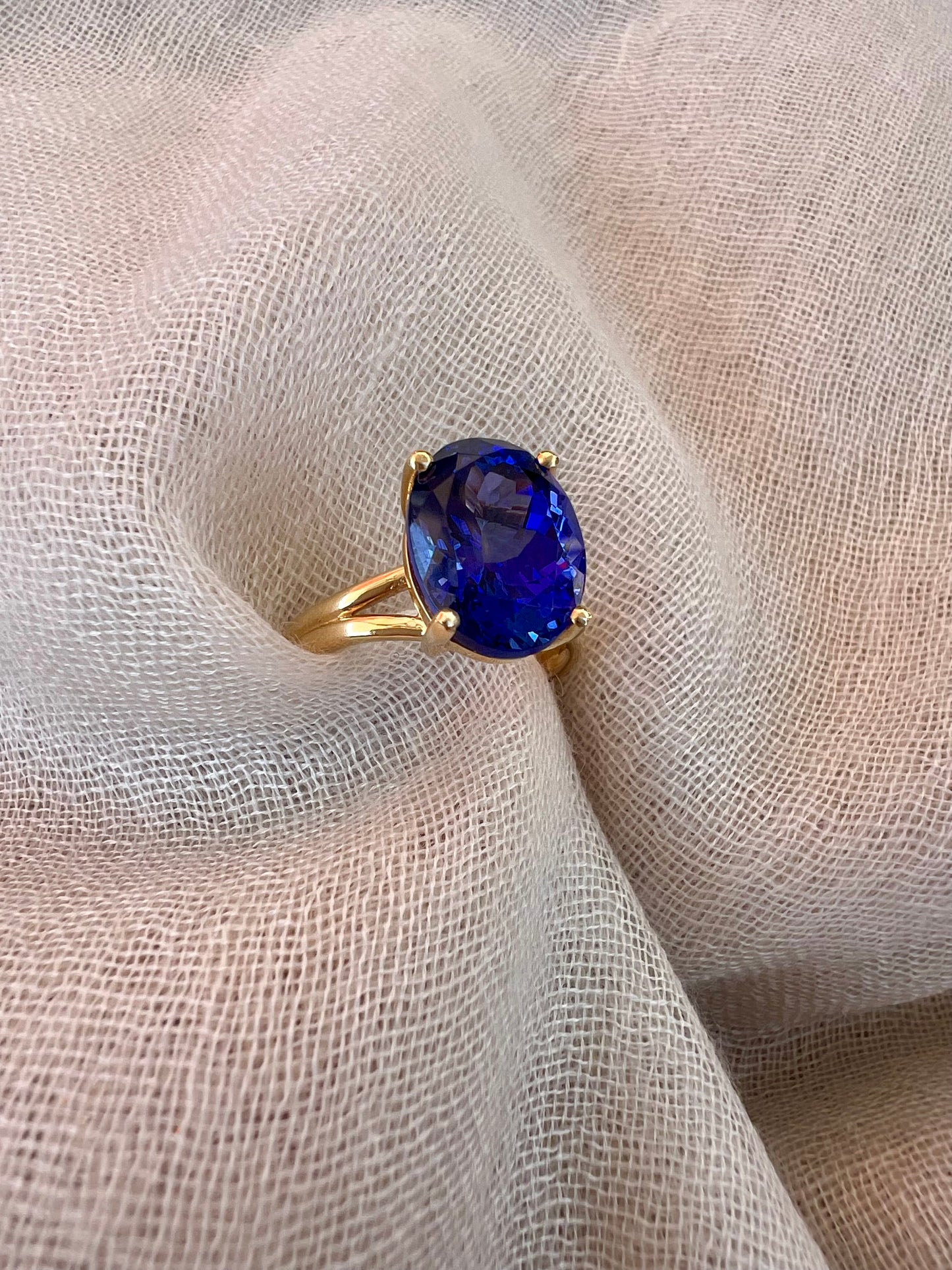 Tanzanite Oval ring in yellow gold