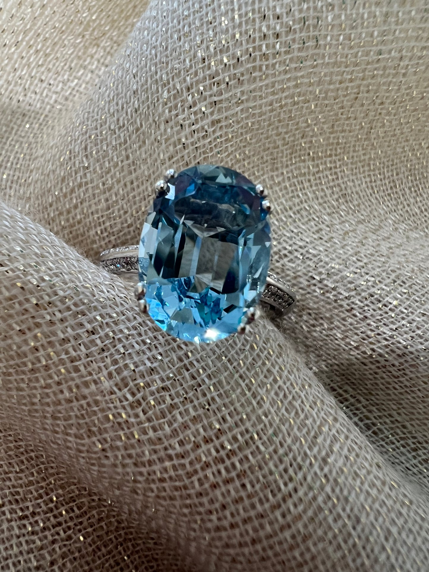 Aquamarine Oval set in 18ct white gold