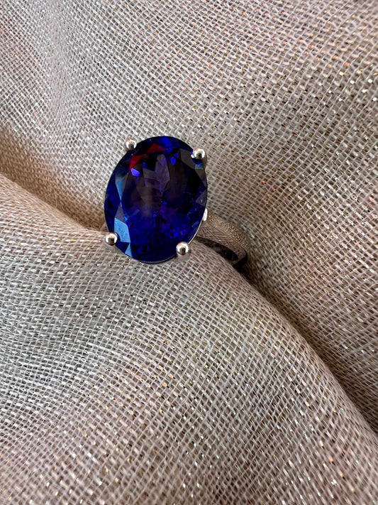 Large oval Tanzanite ring in white gold