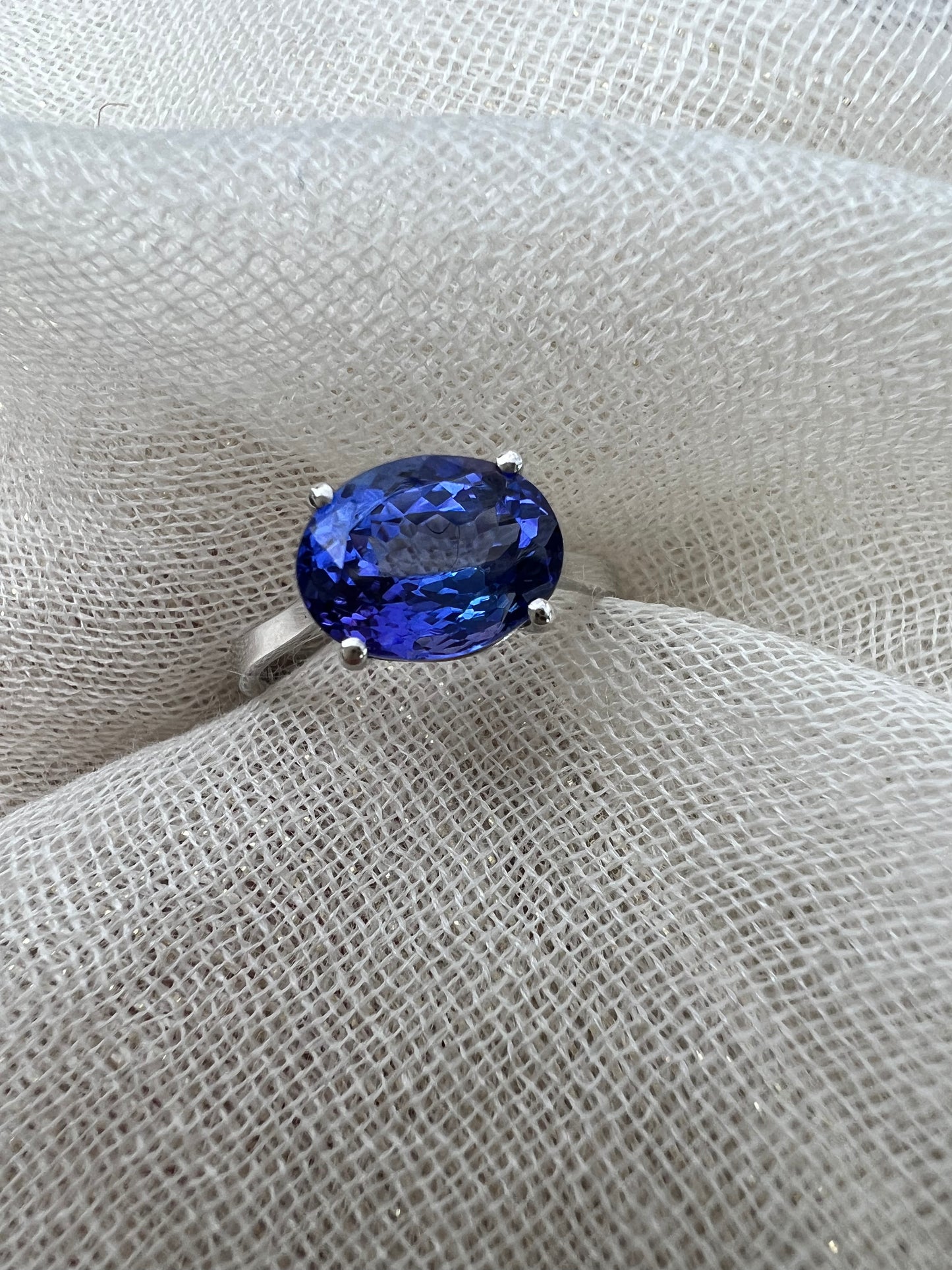 Oval Tanzanite ring