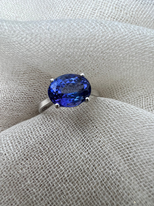 Oval Tanzanite ring