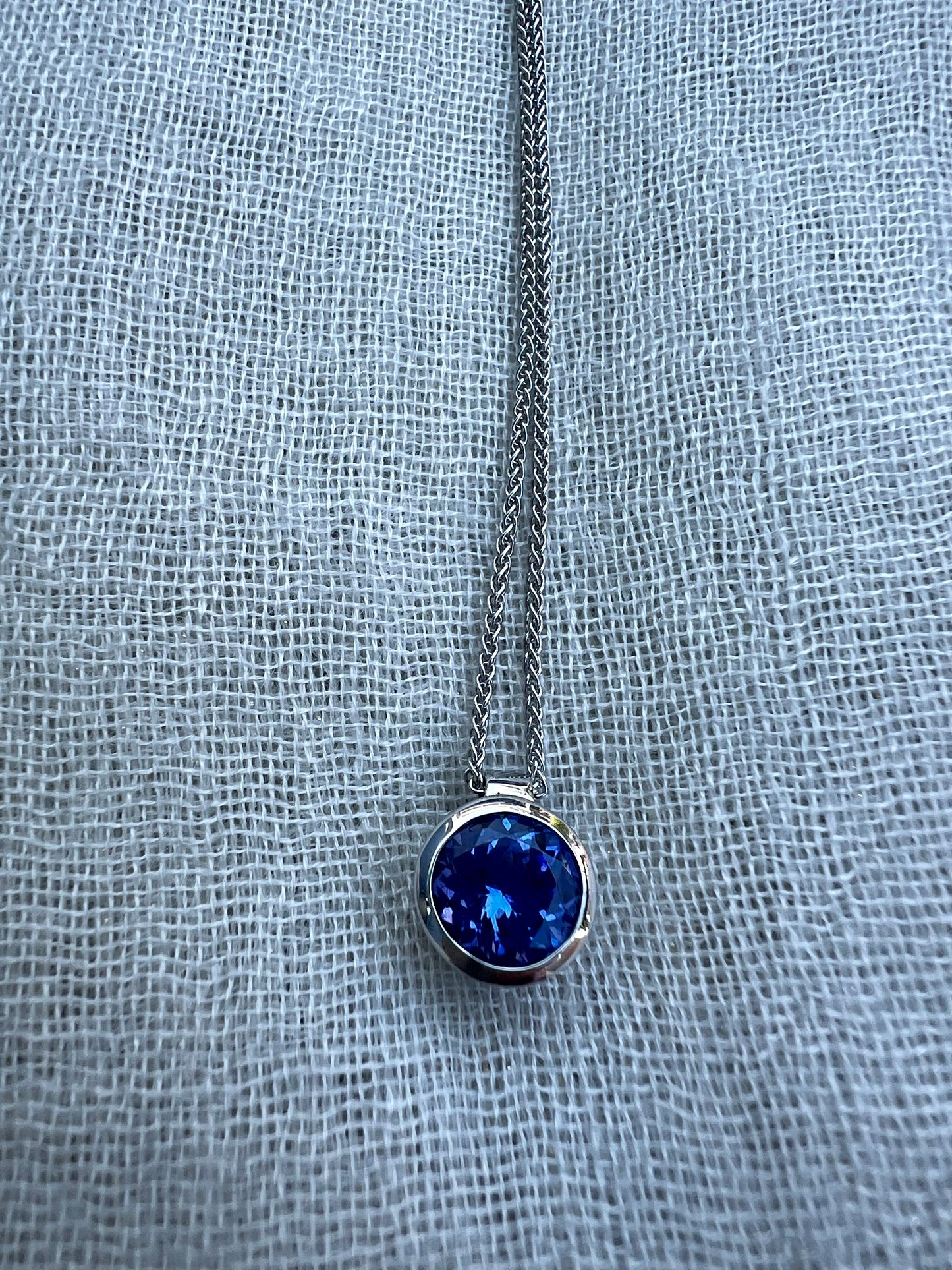 Round Tanzanite Pendant in white gold