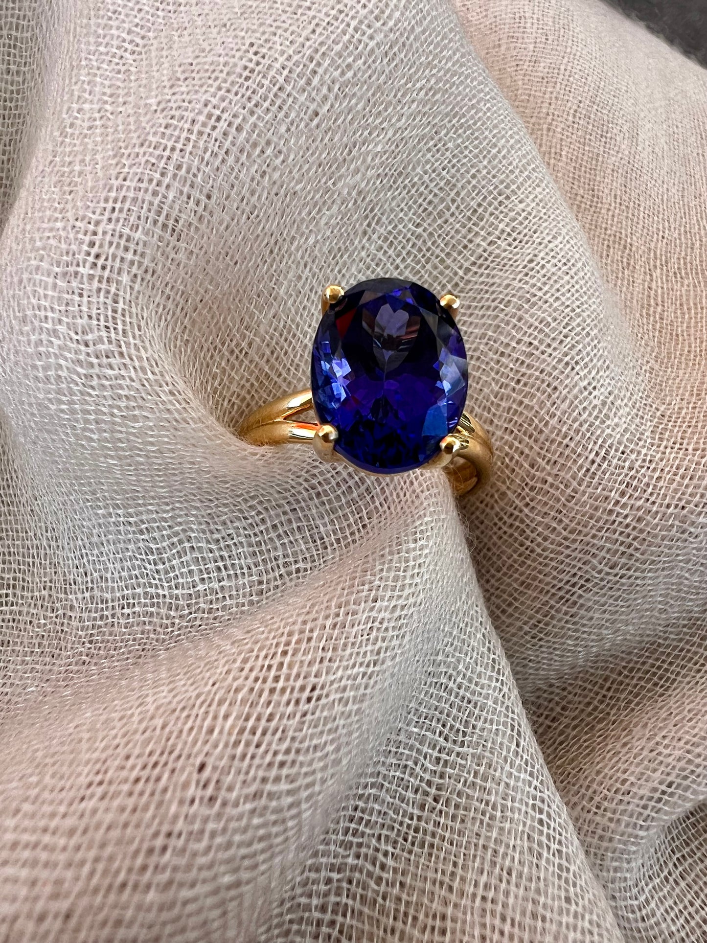 Tanzanite Oval ring in yellow gold