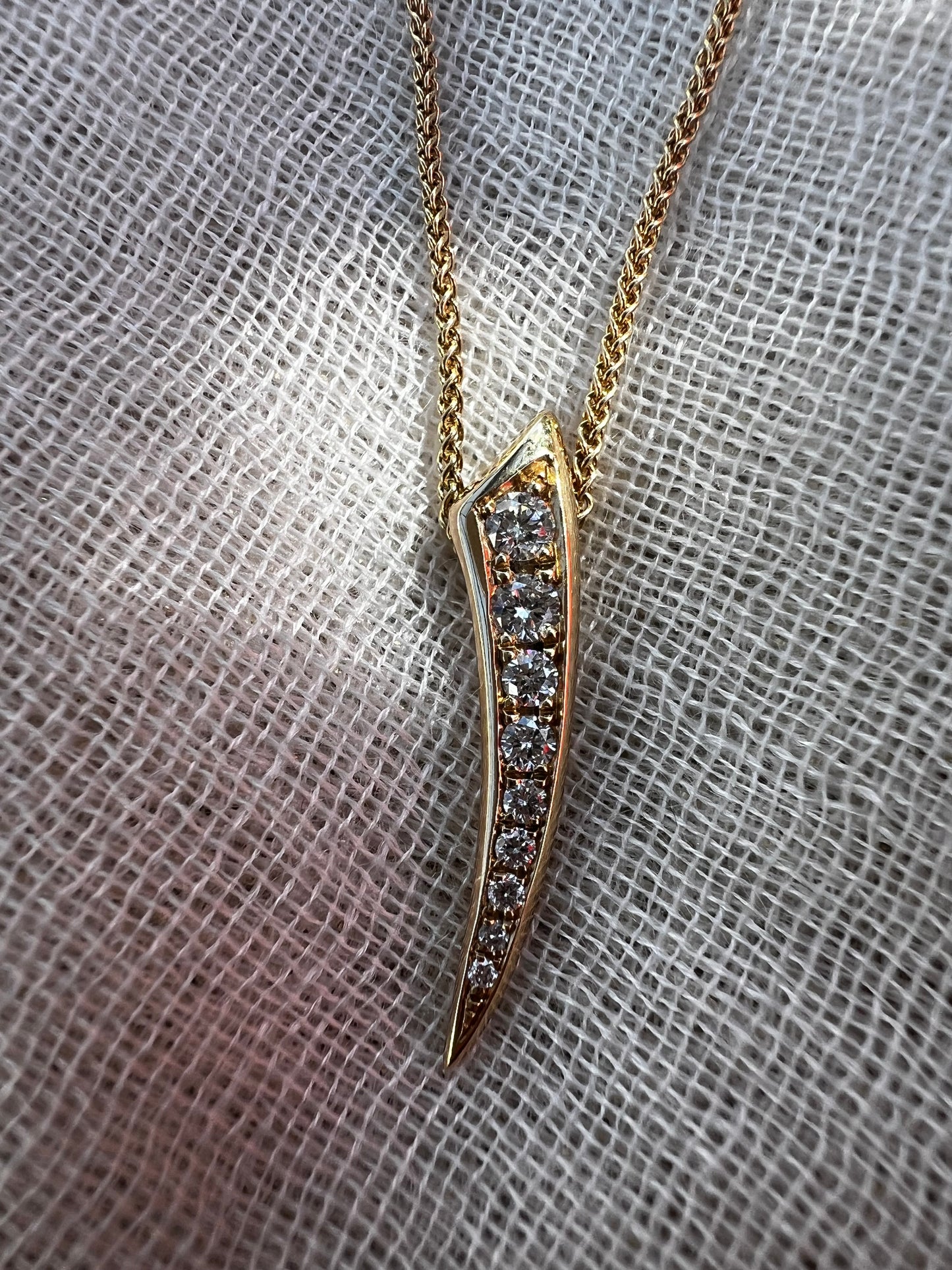 Tusk diamond pendant and chain