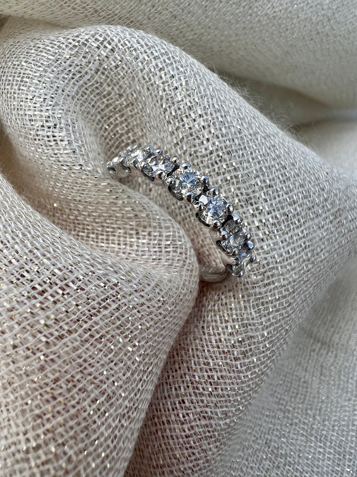 1,23ct half eternity band in white gold