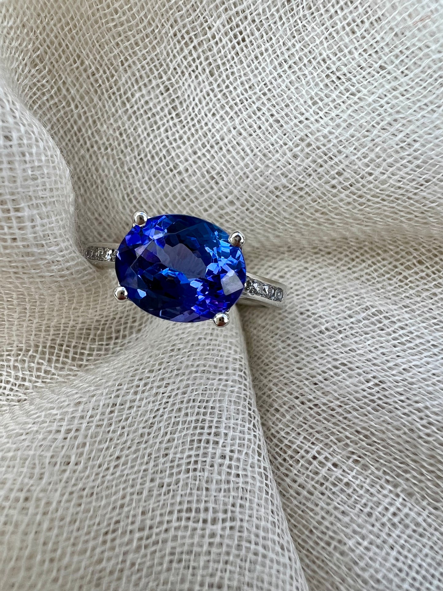 Oval Tanzanite ring in white gold