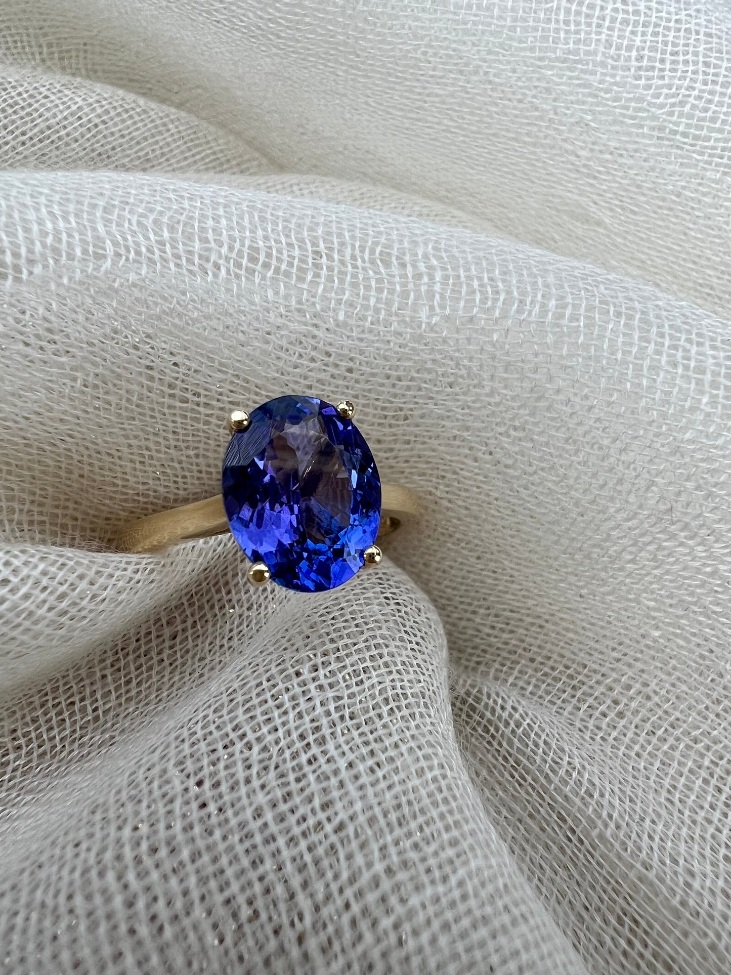 Oval Tanzanite ring in 9ct yellow gold