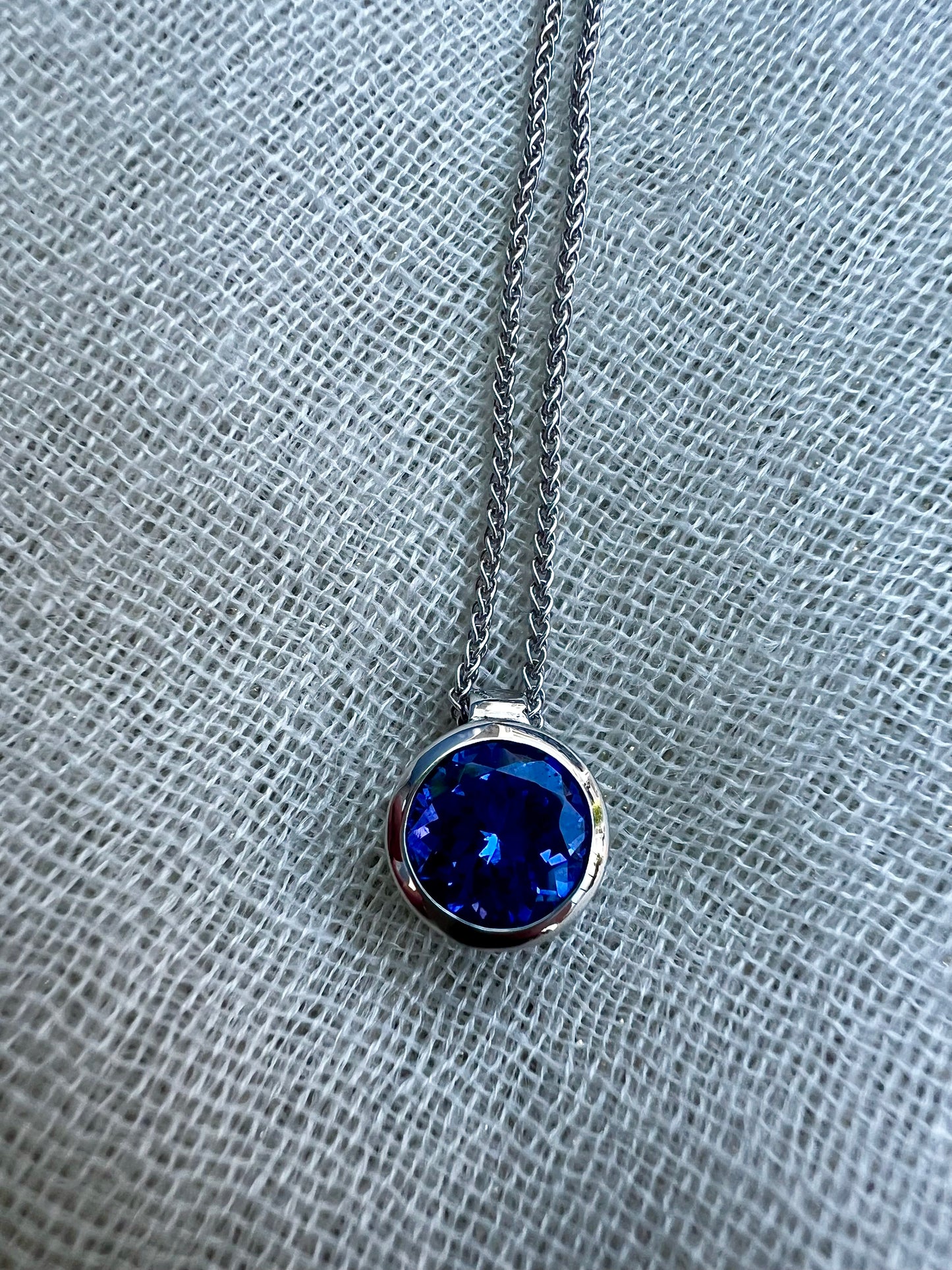 Round Tanzanite Pendant in white gold