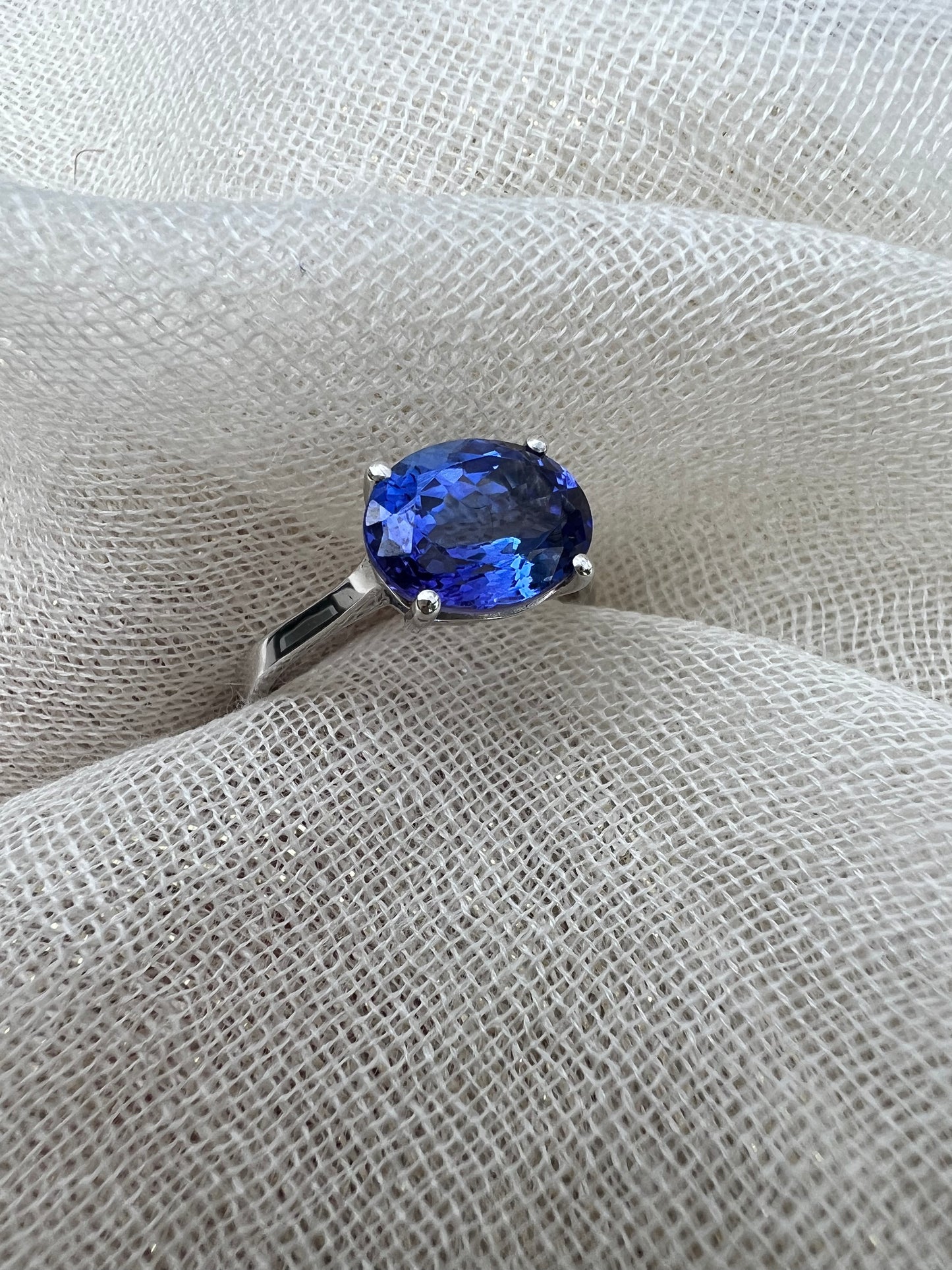 Oval Tanzanite ring