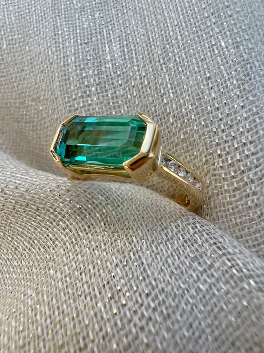 Green Tourmaline ring in yellow gold