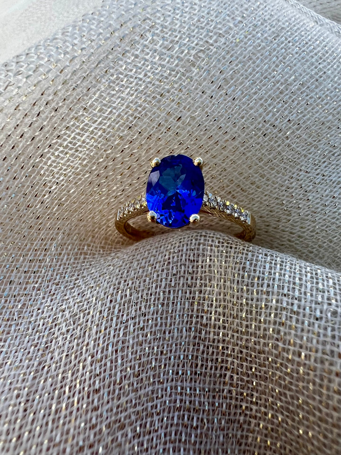 Oval Tanzanite ring in yellow gold