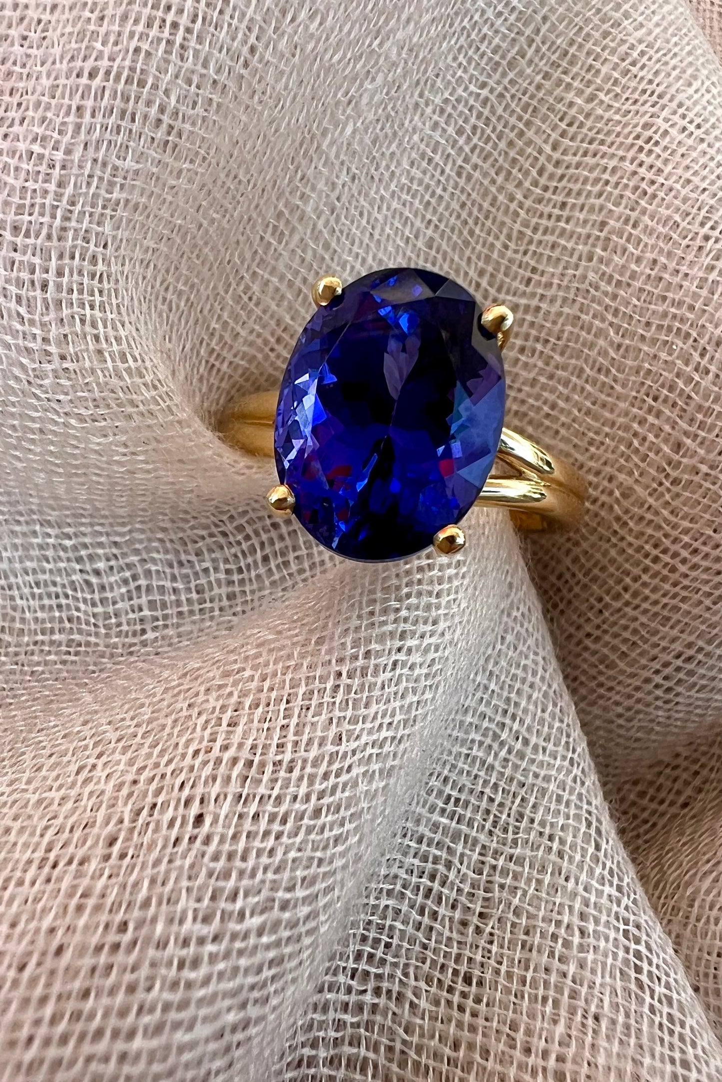 Tanzanite Oval ring in yellow gold