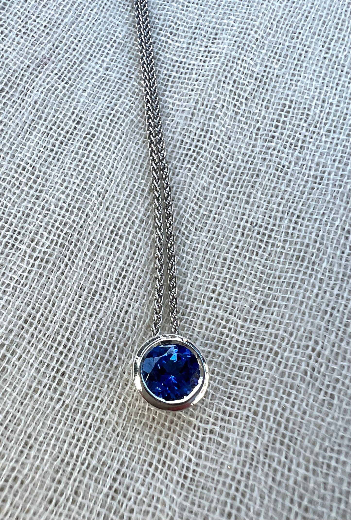 Round Tanzanite pendant and chain