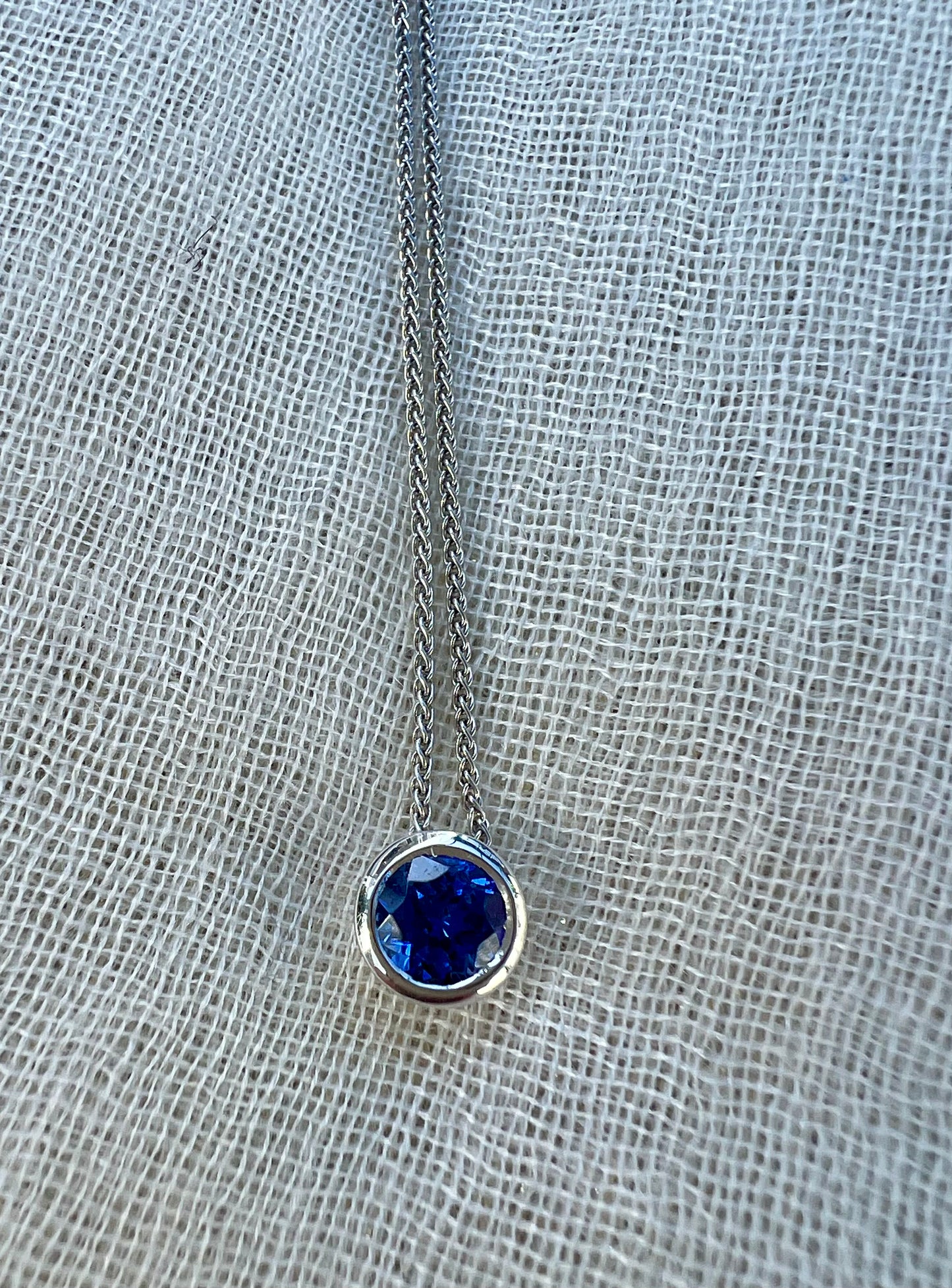 Round Tanzanite pendant and chain