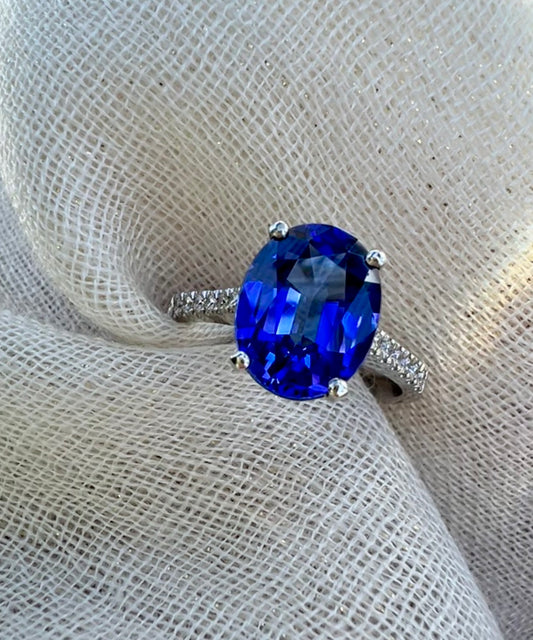 Oval Tanzanite ring