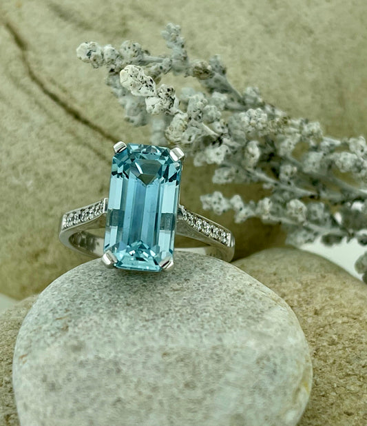 Aquamarine emerald cut ring in white gold