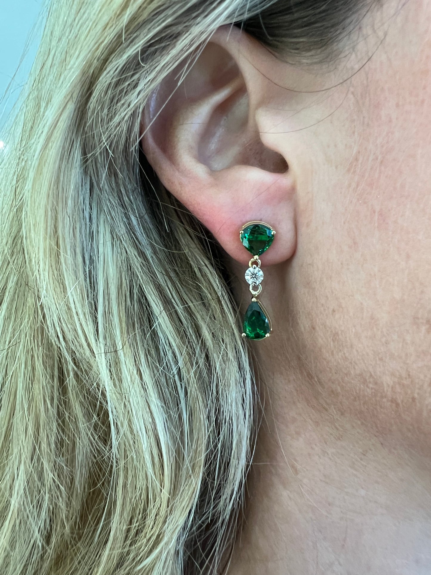 Tsavorite and diamonds earrings