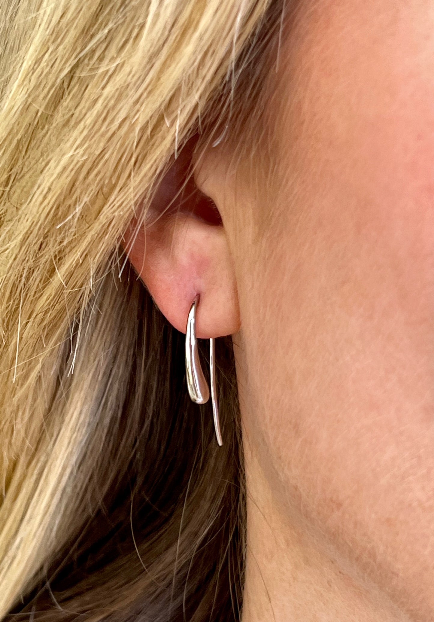 Droplet white gold earrings