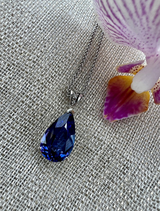 Tanzanite pear pendant in white gold