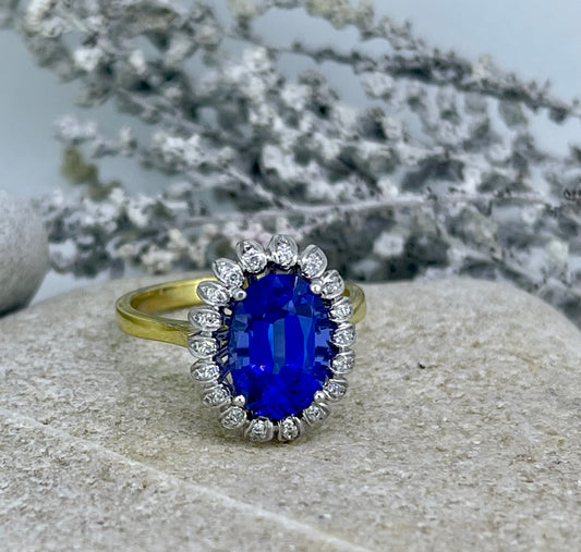 Tanzanite ring in radial setting