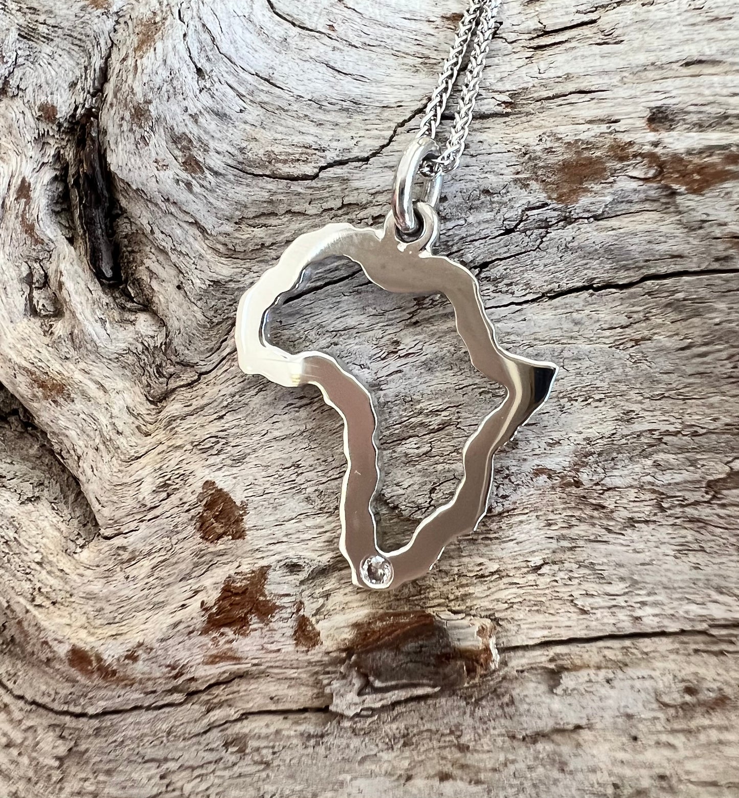 Africa frame pendant in white gold